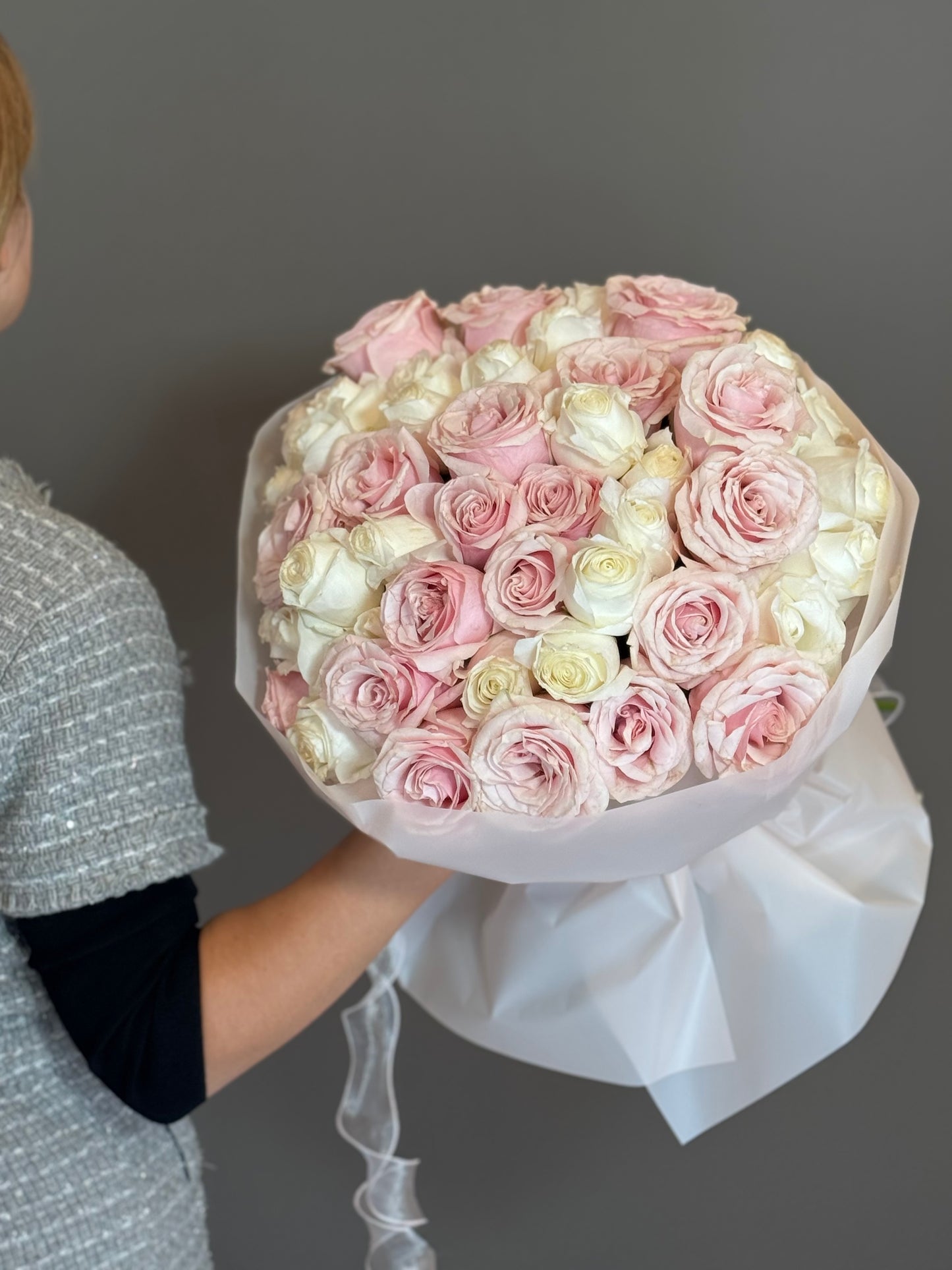 Blooming Maiden Roses. 50 stems.