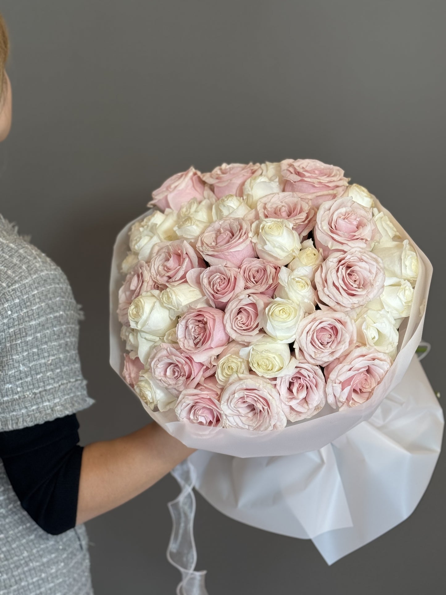 Blooming Maiden Roses. 50 stems.