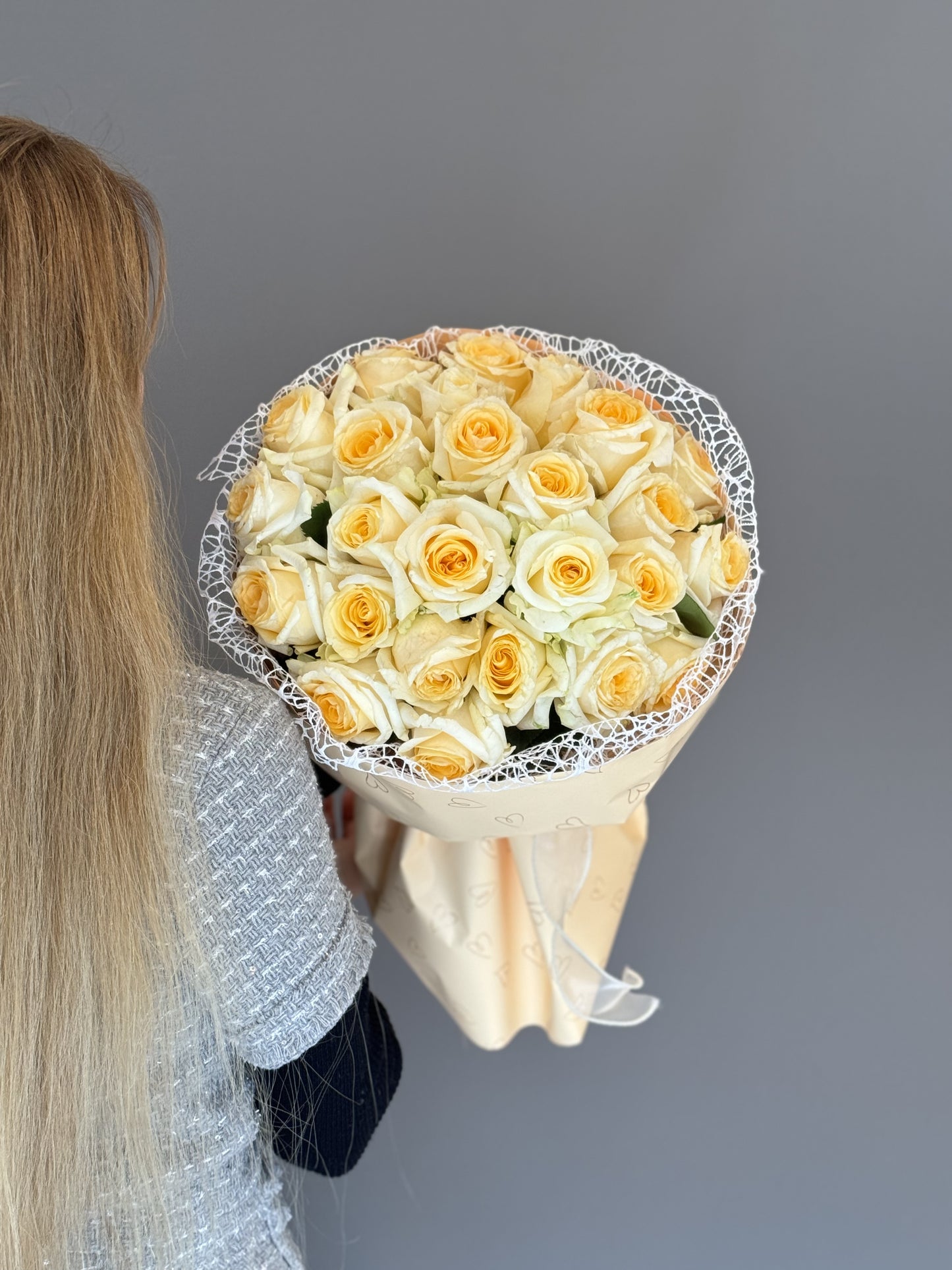 Cream Roses. 25 stems.